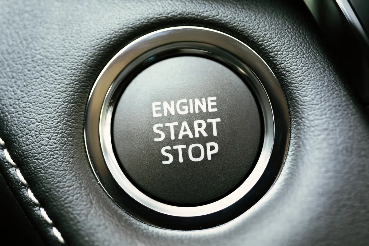 Bouton de démarrage Engine Start Stop sur une planche de bord