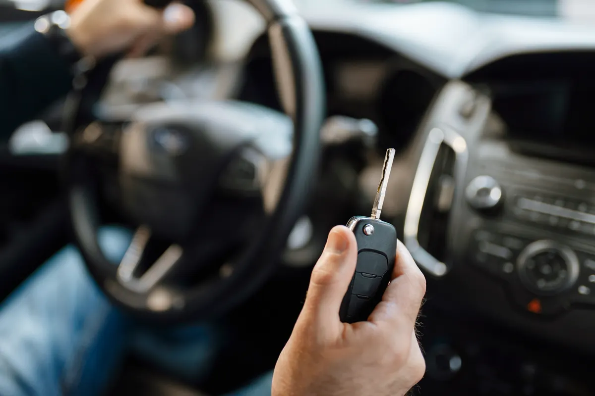 Clé pliante tenue dans l’habitacle, devant le volant