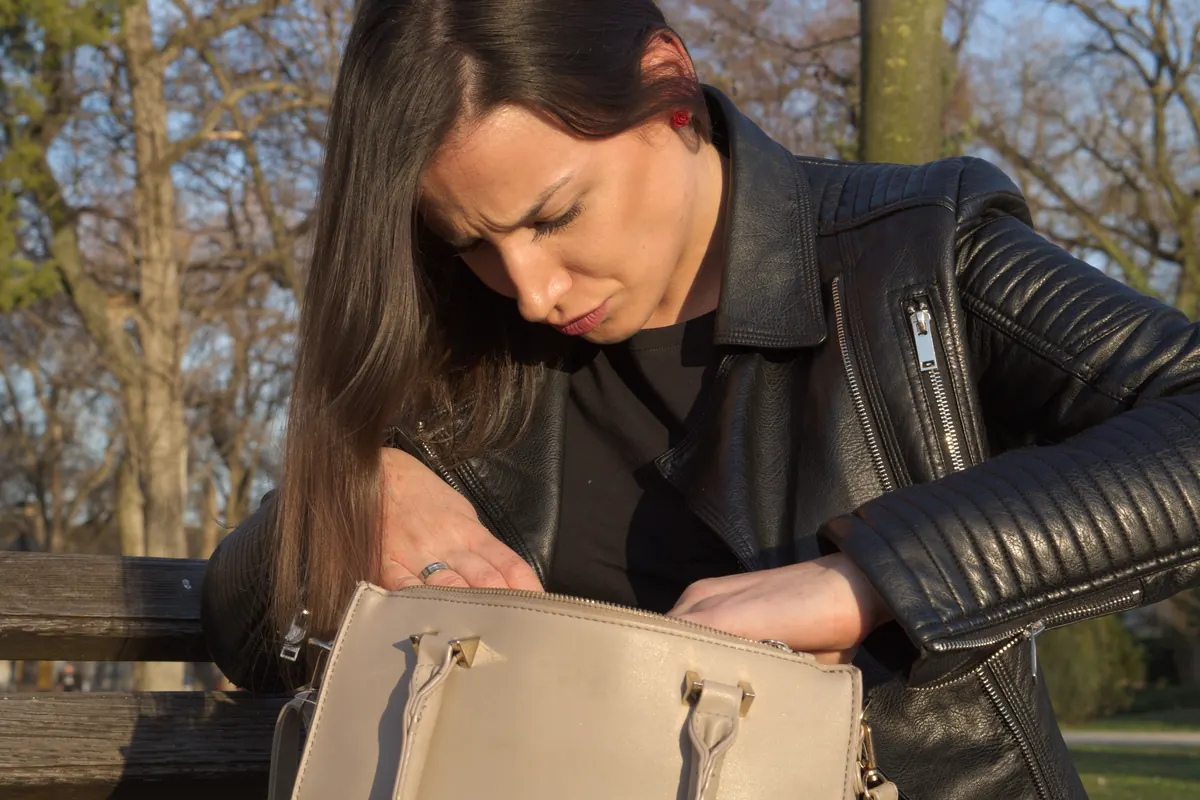 Femme cherchant ses clés dans son sac à main