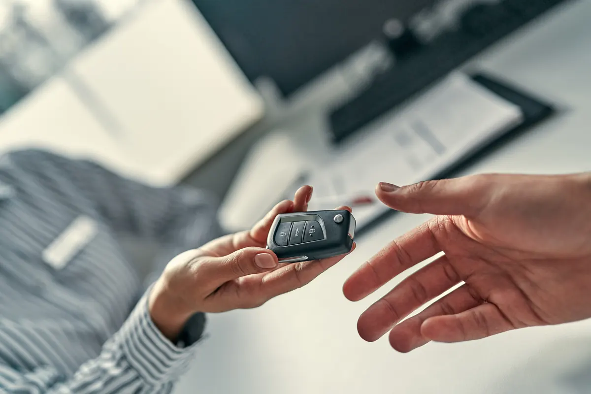 Remise d’une clé de voiture lors d’un achat