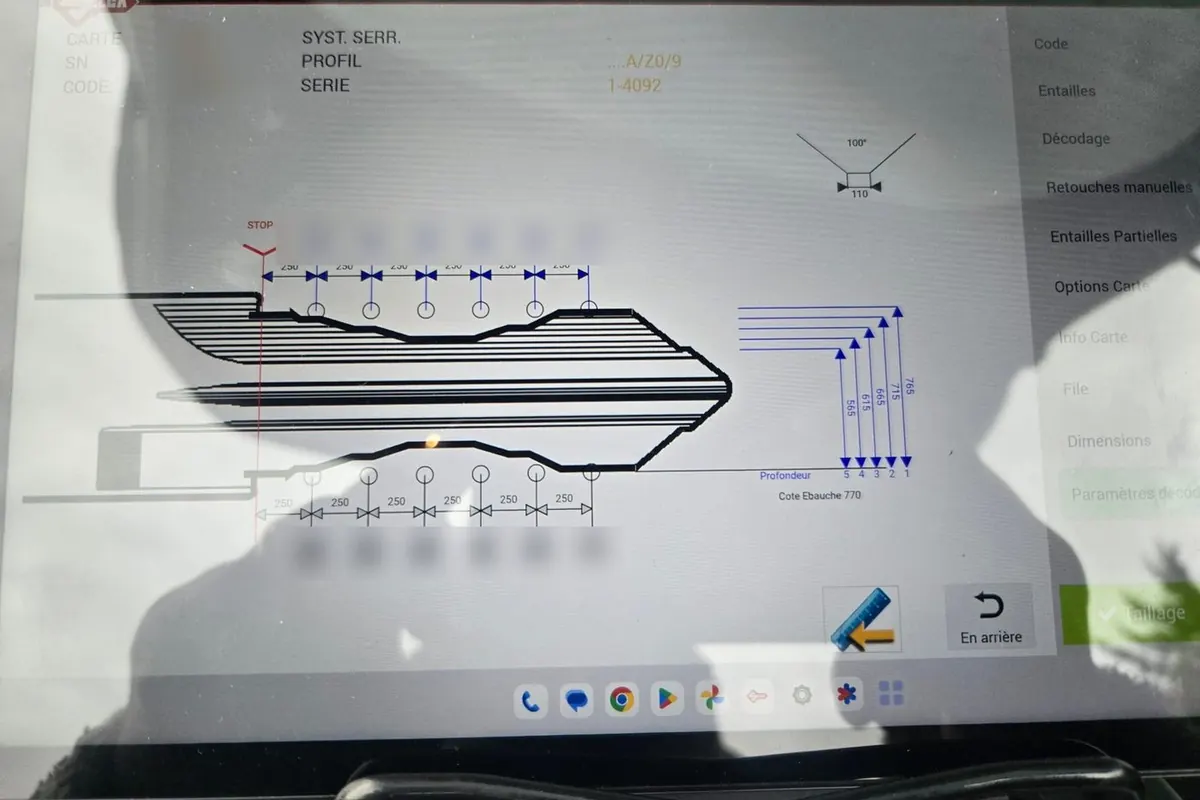 Écran d’une machine de taillage affichant le profil d’une lame de clé