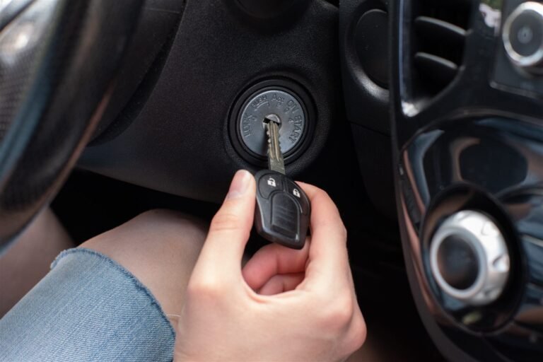 Clé cassée dans la serrure ou le contact : que faire