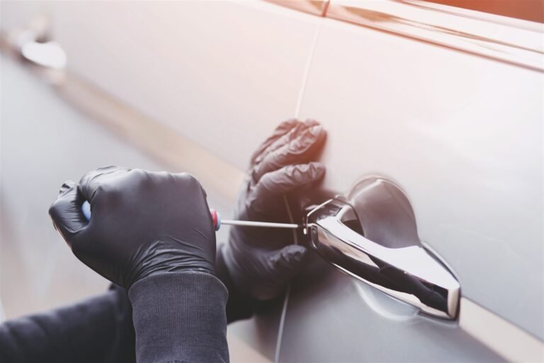 Clé de voiture volée : démarches et que faire